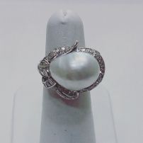 18Kt white gold ring set with diamonds and baroque pearl